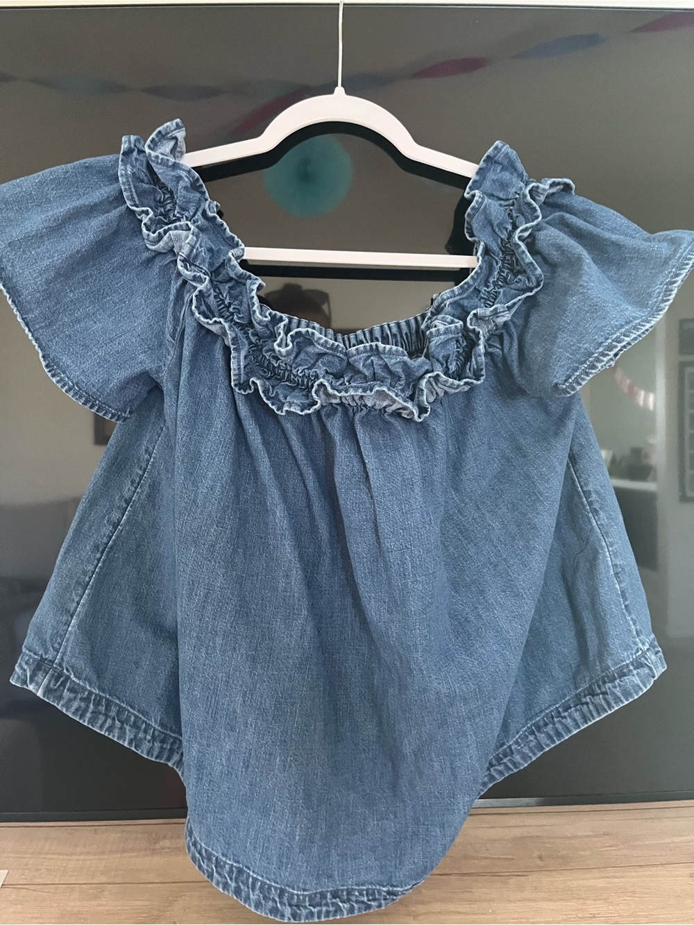 FREE PEOPLE WOMEN'S MAXINE TOP size Large Denim Ruffle Off-Shoulder Top - Blue
